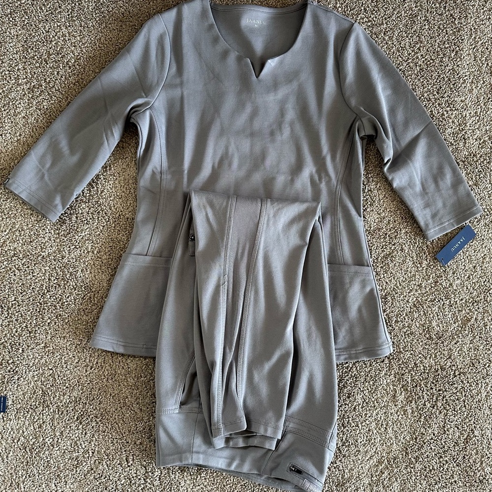 Jaanuu Women's Gray Scrub Ensemble